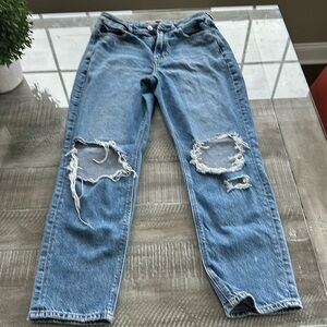 AE Strigid Ripped Mom Jean Size 8
American Eagle jeans